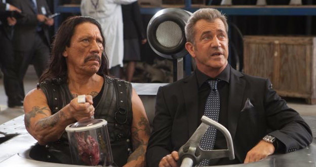 Mel Gibson z tytułowym Maczetą (Danny Trejo). /materiały dystrybutora