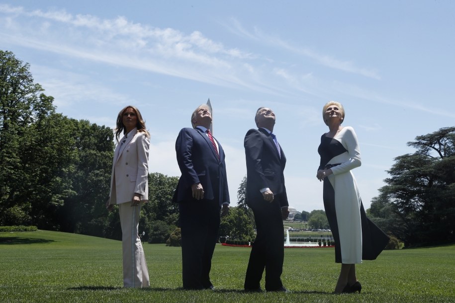 Melania Trump i Donald Trump oraz Agata Kornhauser-Duda i Andrzej Duda obserwują przelot F-35 /SHAWN THEW    /PAP/EPA