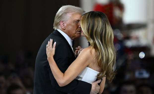 Melania Trump i jej pierwszy taniec z prezydentem. Kreacja pierwszej damy zachwyciła