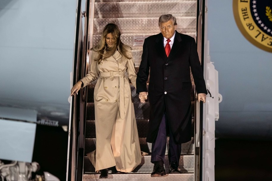 Melania Trump w trenczu trencz Burberry /IMAGO/Alfie Cosgrove/News Images/Imago Stock and People/East New /East News
