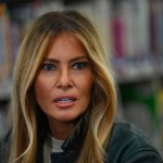 Melania Trump wysiadła z samochodu i od razu przyciągnęła uwagę. Ta kurtka robi całą stylizację