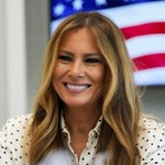 Melania Trump zachwyca lookiem w stylu power dressingu. Podobną koszulę z jedwabiu znaleźliśmy na wyprzedaży 