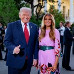 Melania Trump znów zachwyciła. Ta różowa sukienka Valentino to jej letni znak rozpoznawczy