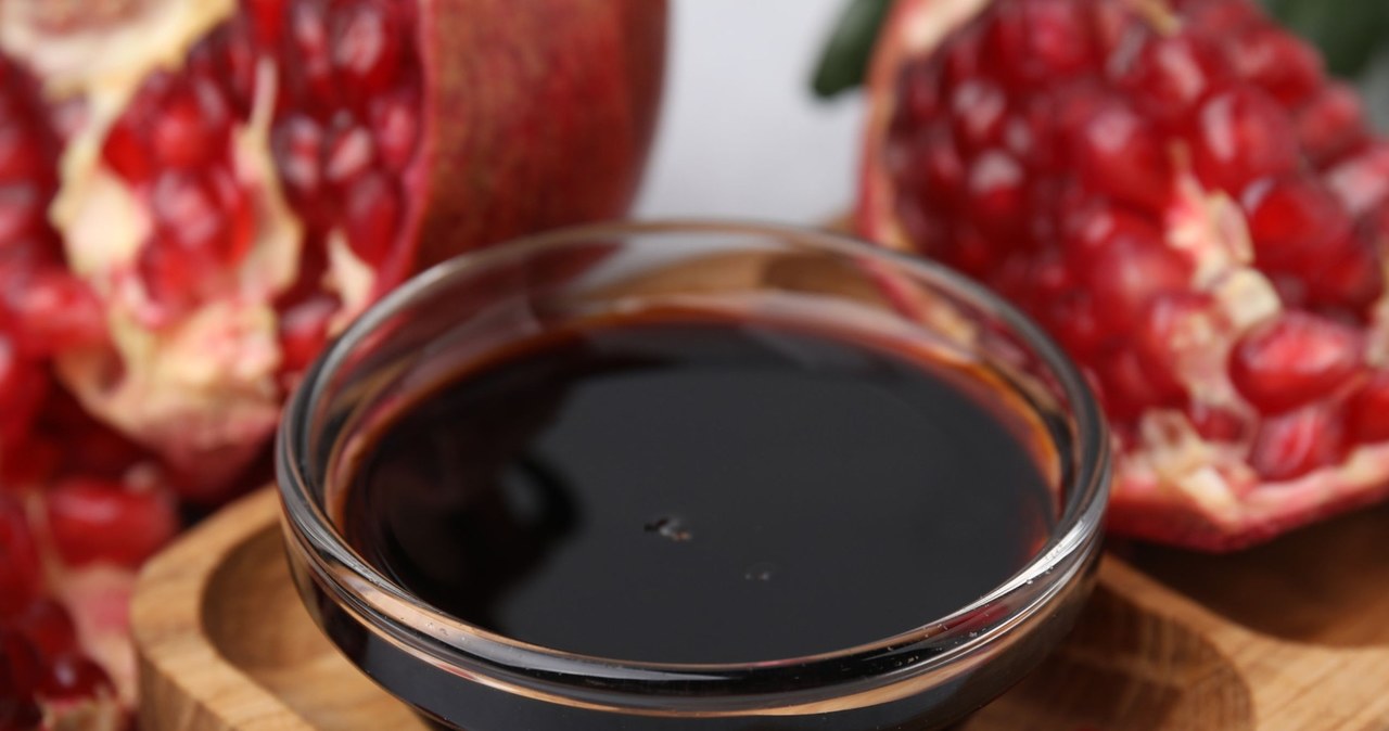 Melasa z granatu ma słodko-kwaśny smak i świetnie wpływa na układ krążenia /liudmilachernetska /123RF/PICSEL