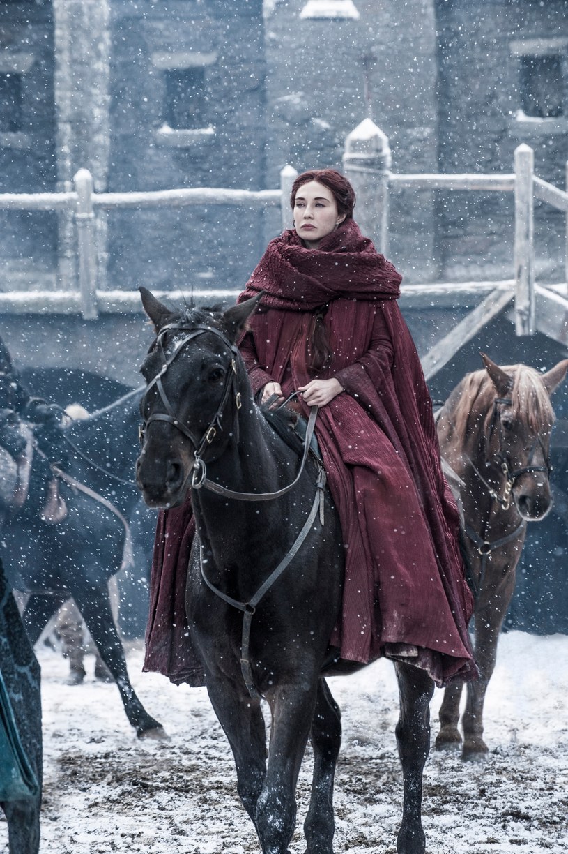 Melisandre nie wierzy w swoją moc po śmierci Stannisa. Czy mimo to przywróci do życia przyszłego wodza Północy? /HBO