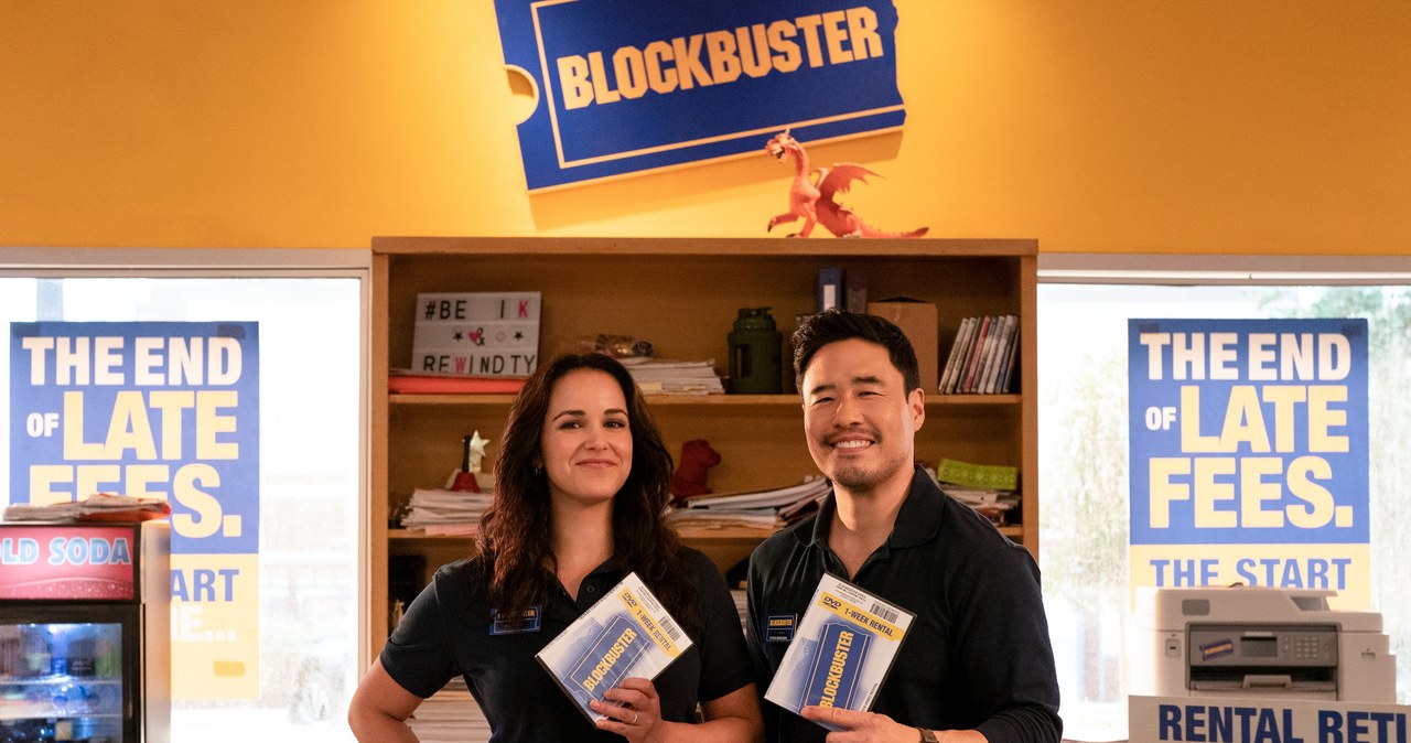 Melissa Fumero i Randall Park w serialu "Blockbuster" /RICARDO HUBBS/NETFLIX /materiały prasowe