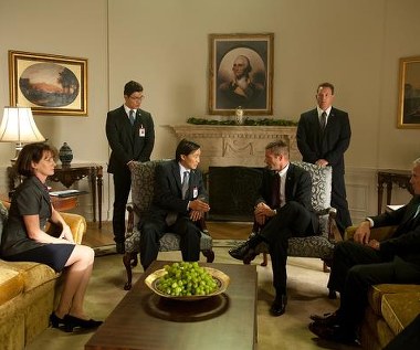 Melissa Leo, Han Soto, Cole Hauser i Aaron Eckhart w scenie z filmu "Olimp w ogniu"