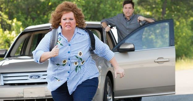 Melissa McCarthy i Jason Bateman w scenie z filmu "Złodziej tożsamości" /materiały dystrybutora