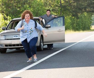 Melissa McCarthy i Jason Bateman w scenie z filmu "Złodziej tożsamości"
