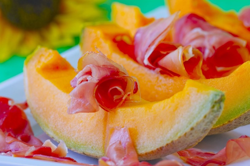 Melon z plastrami surowej szynki to ulubiona letnia przekąska Włochów /123RF/PICSEL