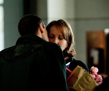 Melvil Poupaud i Nathalie Baye w scenie z filmu "Na zawsze Laurence"