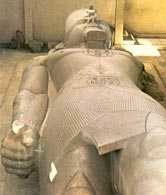 Memfis, fragment statuły Ramzesa II /Encyklopedia Internautica
