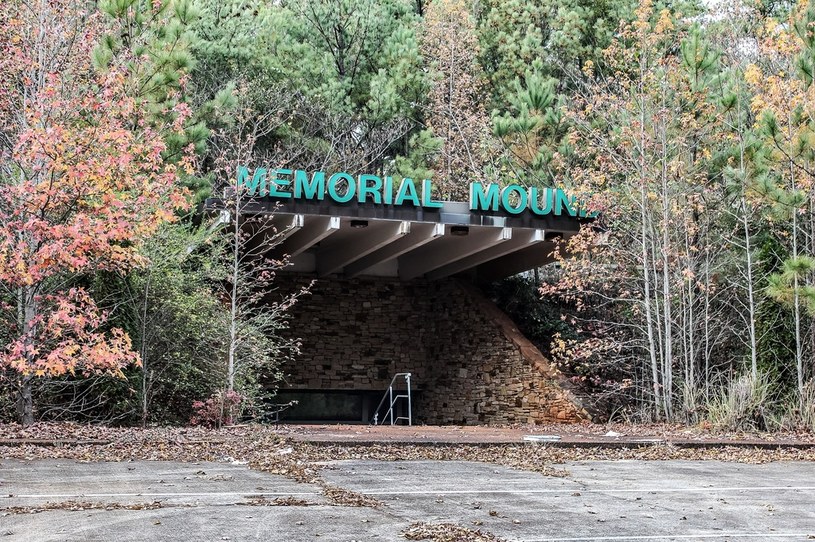 Memorial Mound jest obecnie wystawione na sprzedaż, ale czy ktoś odważy się je kupić? /East News