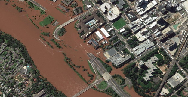 Memorial Parkway po zalaniu. /MAXAR TECHNOLOGIES HANDOUT /PAP/EPA