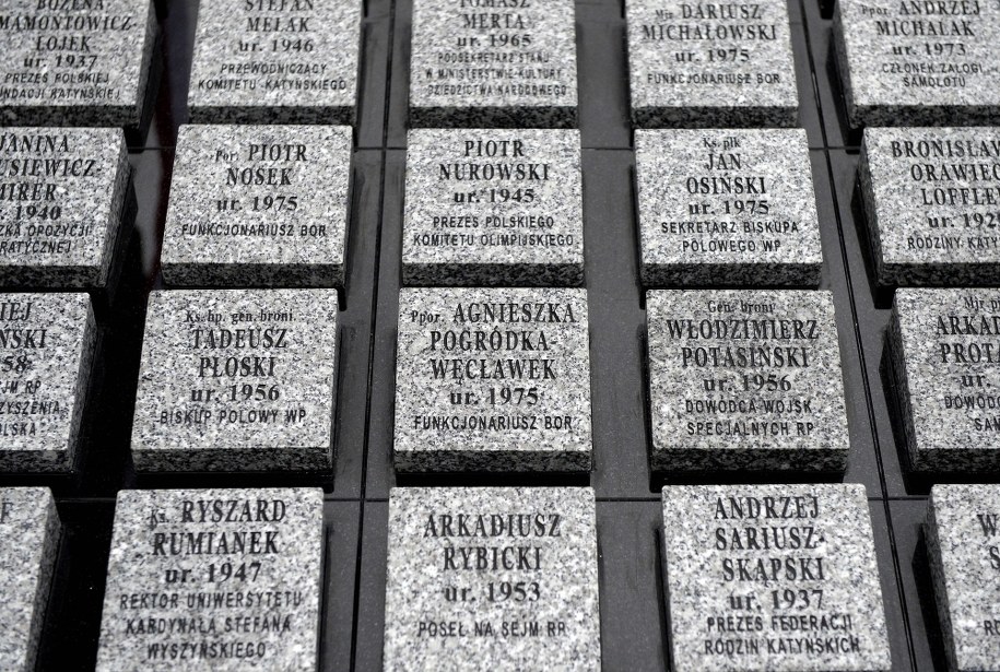 Memoriał Smoleński na placu Mikołajkowców w Dębicy /Darek Delmanowicz /PAP