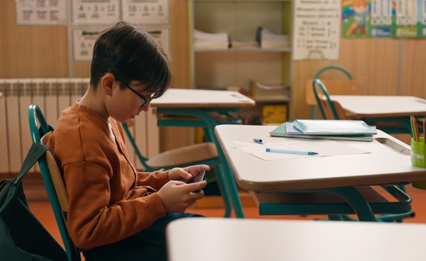 MEN chce zakazu korzystania z telefonów w szkołach. Będzie dotyczył też przedszkoli?