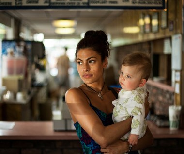 Mendes, która uznawana była przez wiele lat za symbol seksu, przyznala, że w "Drugim obliczu" chciała być jak najmniej seksowna.

"W większości wypadków, jeśli udajesz się na przesłuchanie, nawet jeśli starasz się o mało czarującą rolę, chcesz jakoś podrasować swoją urodę. W tym wypadku zastosowałam jednak strategię zero makijażu" - ujawniła Mendes dodając, że jedynym kosmetykiem, którego użyła przed castingiem, był oldskulowy żel do włosów, który kupiła za dolara. "Chciałam wyglądać tak, aby pasować do postaci" - dodała aktorka.

Mendes poszła jednak dalej, jeśli idzie o proces pogłębiania postaci. Przyznała, że aby jej bohaterka wyglądała wiarygodnie w swej desperacji i smutku, postanowiła przejść na ścisłą dietę i schudła aż 7 kilogramów. "Chciałam, aby wyglądała na osobę, która wiele przeżyła, starałam się więc być najmniej seksowna, jak tylko potrafię" - przyznała aktorka.