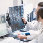 Menopauza może wpływać na mózg. Najnowsze badania dają do myślenia