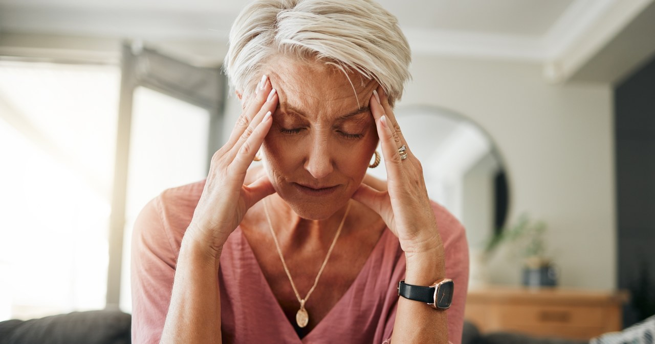 Menopauza to nie tylko uderzenia gorąca. Mogą wystąpić też te objawy /123RF/PICSEL