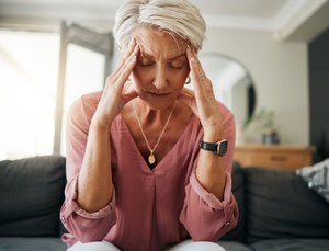 Menopauza to nie tylko uderzenia gorąca. Zmiany dotyczą skóry, sylwetki, a nawet głosu