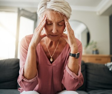 Menopauza to nie tylko uderzenia gorąca. Zmiany dotyczą skóry, sylwetki, a nawet głosu