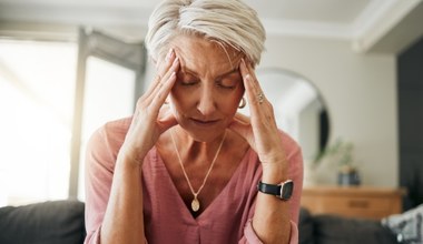 Menopauza to nie tylko uderzenia gorąca. Zmiany dotyczą skóry, sylwetki, a nawet głosu