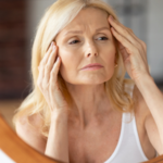 Menopauza wpływa na wygląd. Te zmiany na twarzy są charakterystyczne