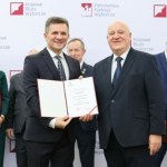 "Mentalnie znajduje się po stronie Tuska". PiS chce usunąć senatora z klubu