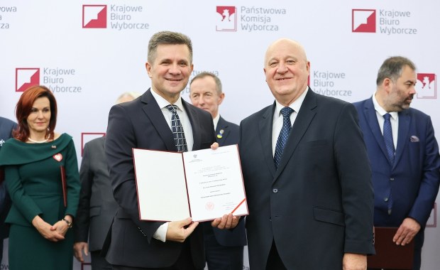 "Mentalnie znajduje się po stronie Tuska". PiS chce usunąć senatora z klubu