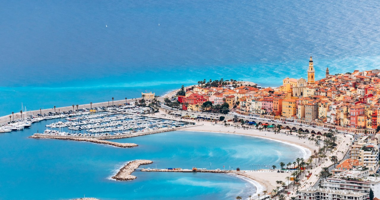 Mentona to urokliwe miasto we Francji, znane przede wszystkim z uwagi na organizowany co roku Festiwal Cytryn. /Pixel