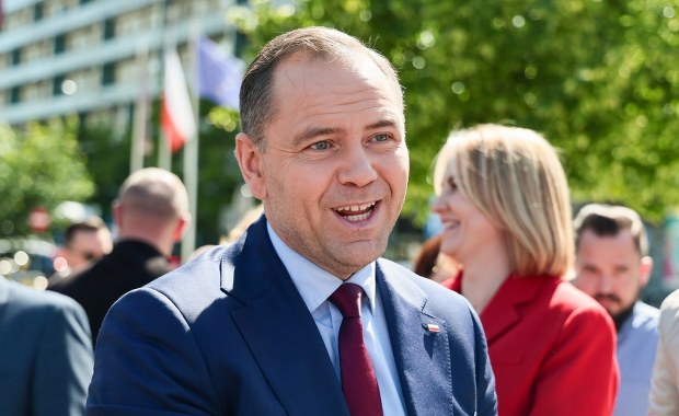 Mentzen pyta, Nawrocki tłumaczy się z kawalerki. 5 sekund ciszy