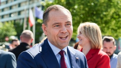 Mentzen pyta, Nawrocki tłumaczy się z kawalerki. 5 sekund ciszy