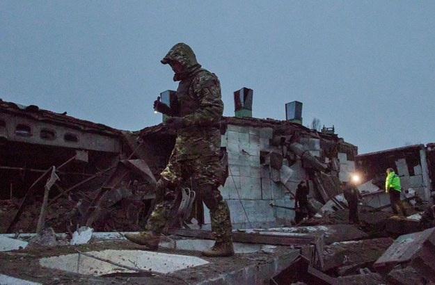 Mer Charkowa poinformował po kolosalnych zniszczeniach po rosyjskim ostrzale /SERGEY KOZLOV /PAP/EPA