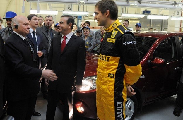 Mer Moskwy Jurij Łużkow, szef Renault Carlos Ghosn i Witalij Pietrow w moskiewskiej fabryce Renault /AFP