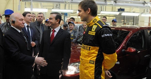 Mer Moskwy Jurij Łużkow, szef Renault Carlos Ghosn i Witalij Pietrow w moskiewskiej fabryce Renault /AFP