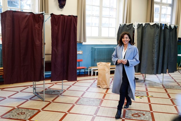 Mer Paryża Anne Hidalgo w lokalu wyborczym /MOHAMMED BADRA /PAP/EPA