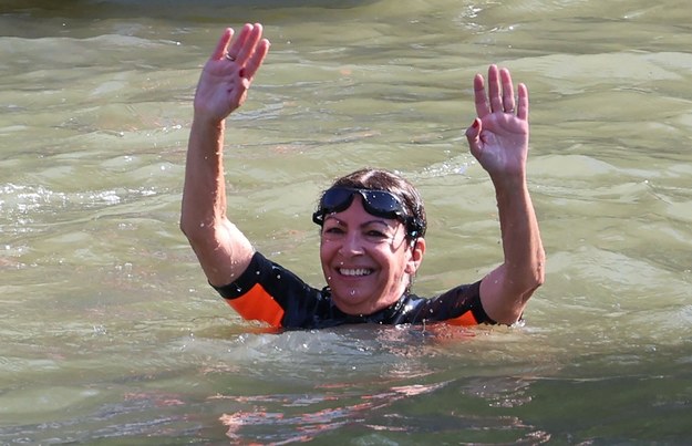 Mer Paryża Anne Hidalgo w trakcie kąpieli w Sekwanie. /EMMANUEL DUNAND/AFP/East News /AFP