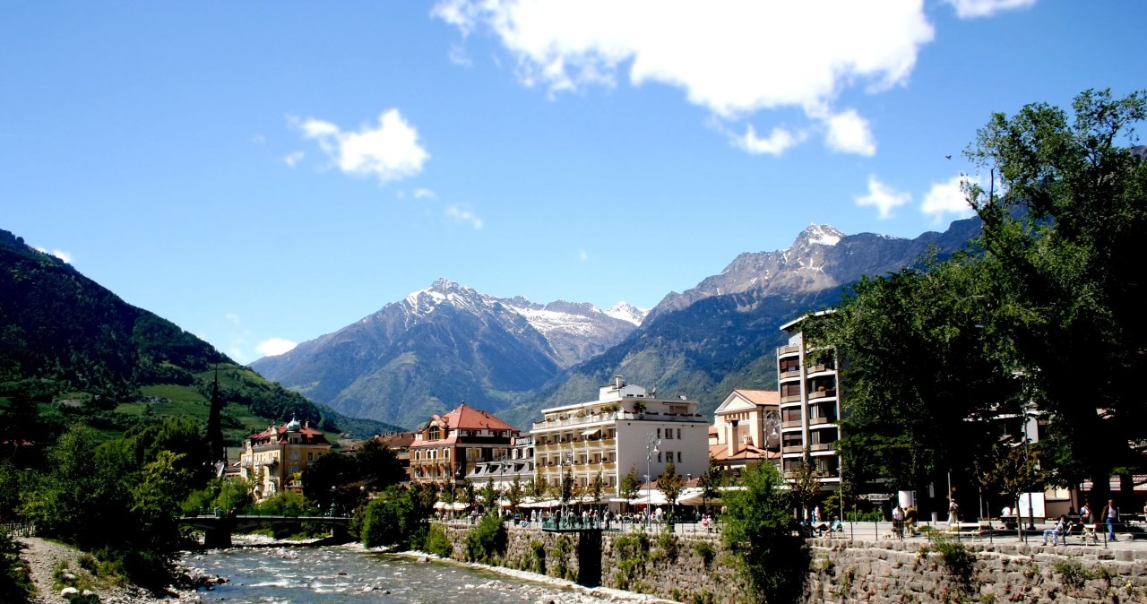 Merano położone w dolinie otoczonej Alpami zachwyca widokami niemal na każdym kroku /Pixel