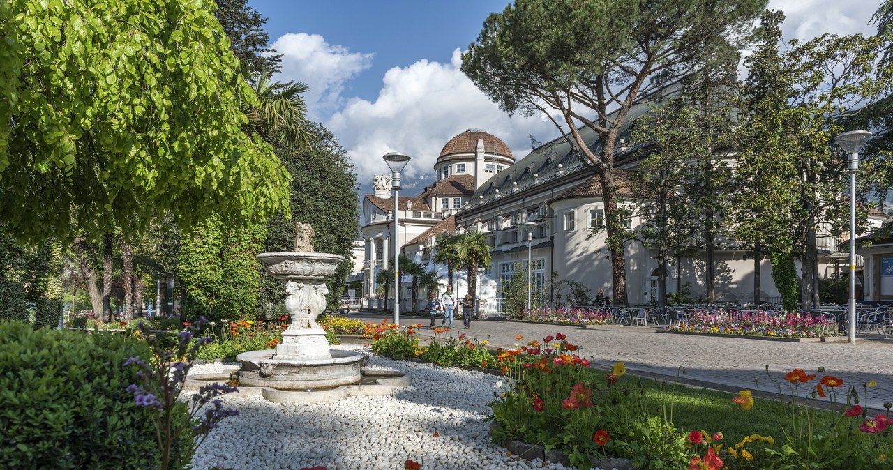 Merano to najpiękniejsze uzdrowisko we Włoszech. Jest chętnie odwiedzane przez turystów z całej Europy i nie tylko. /East News