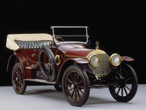 Mercedes 22/40 PS z 1910 r. z gwiazdą na korku wlewu chłodnicy. /Mercedes