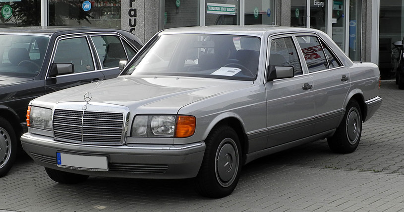 Mercedes 420 SEL / M 93, CC BY-SA 3.0 DE, Wikimedia Commons /