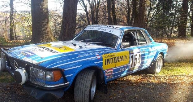 Mercedes 500 SLC to jeden z ciekawszych samochodów na Żubrach /INTERIA.PL