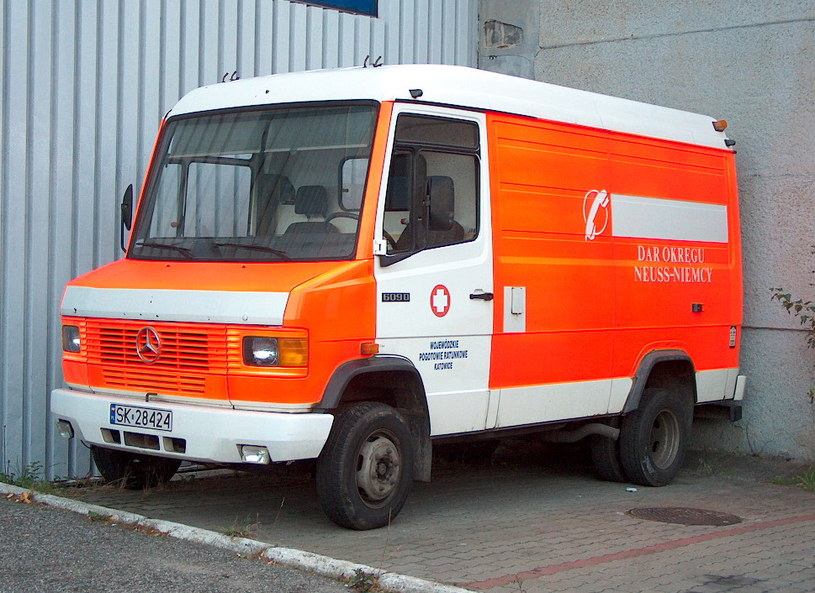 Mercedes 609d pogotowia ratunkowego w Katowicach, dar niemieckiego okręgu Neuss /Krakowskie Muzeum Ratownictwa /INTERIA.PL