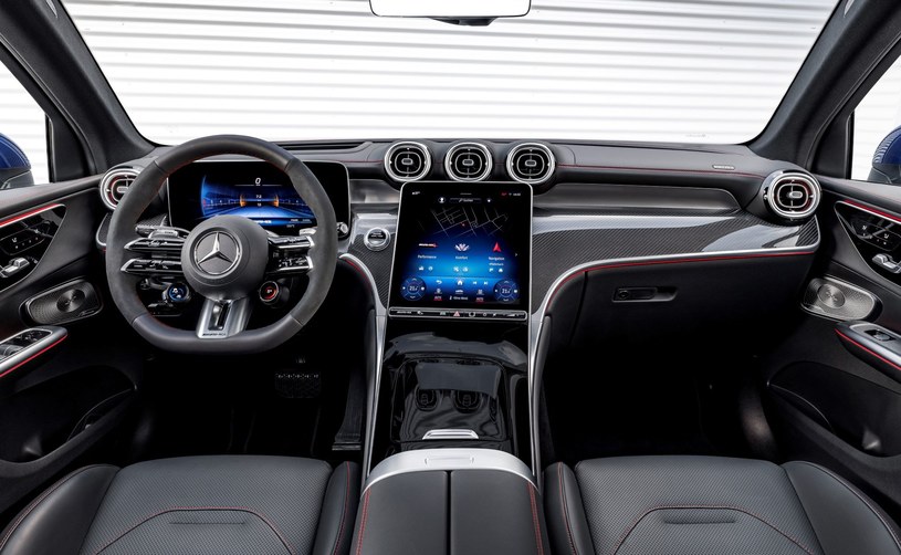 Mercedes-AMG GLC 43 oferuje fotele pokryte syntetyczną skórą i mikrofibrą. /materiały prasowe