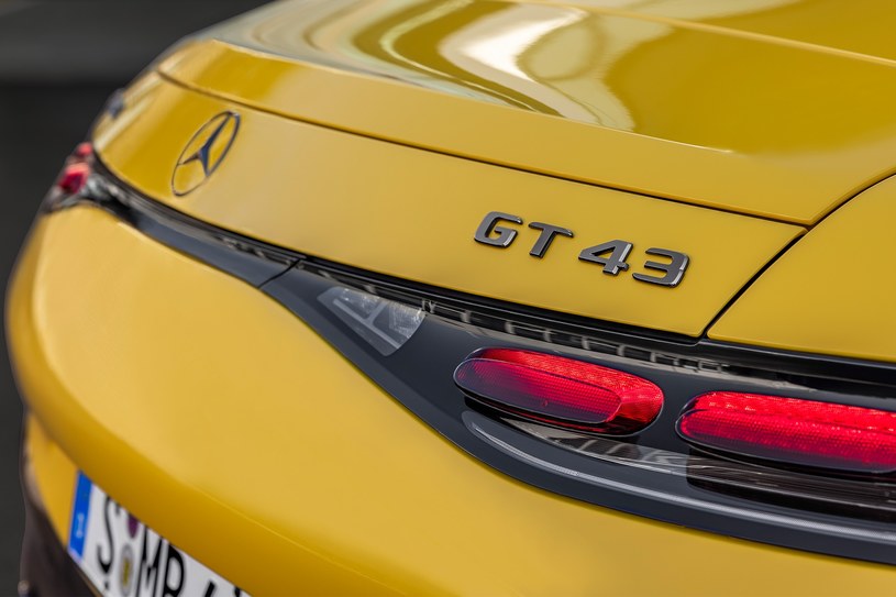 Mercedes-AMG GT 43 debiutuje z 4-cylindrowym silnikiem. Jednostka o pojemności 2-litrów generuje moc 421 KM /Mercedes /materiały prasowe