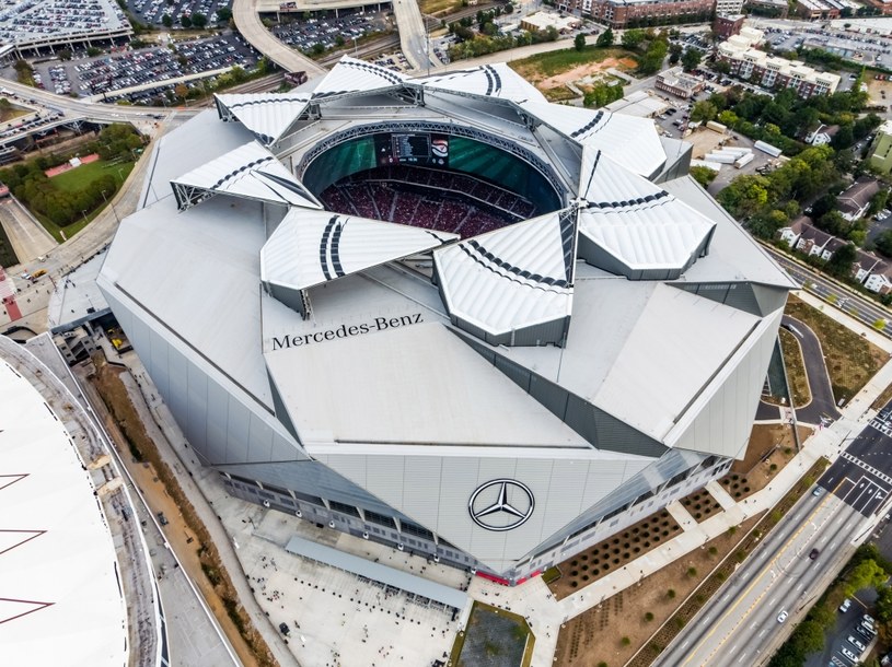 Stadion z dachem jak przysłona aparatu Nowe technologie