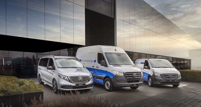 Mercedes-Benz wyprodukował już 25 000 elektrycznych vanów. W 2017 roku zaprezentowano eVito (pierwszy od prawej), następnie w 2019 roku zadebiutował eSprinter a rok później EQV (po lewej) /Informacja prasowa