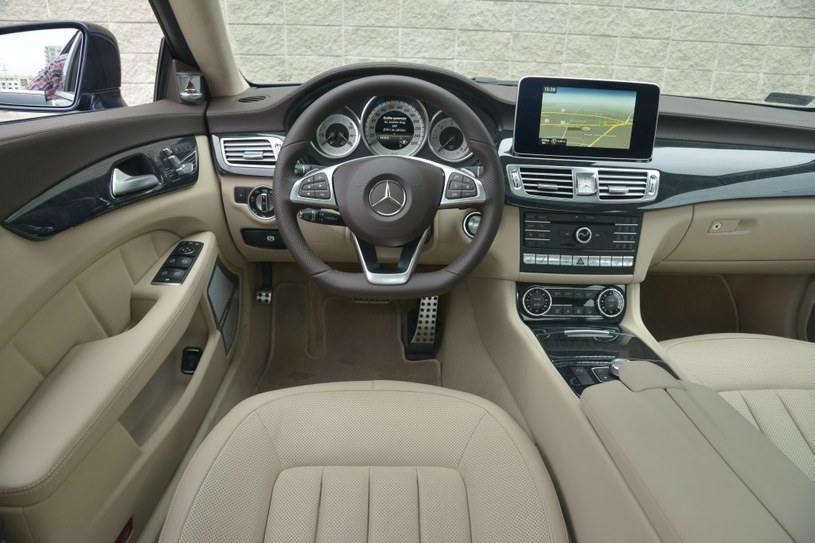 Mercedes CLS 350 BlueTEC: nowy kokpit CLS-a otrzymał znany z innych modeli ekran u nad nawiewami oraz inną kierownicę. Ergonomia nieco gorsza niż w Audi. /Motor