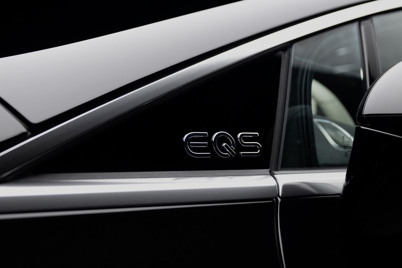 Mercedes EQS może teraz uciągnąć przyczepę o masie 1,7 tony. /materiały prasowe