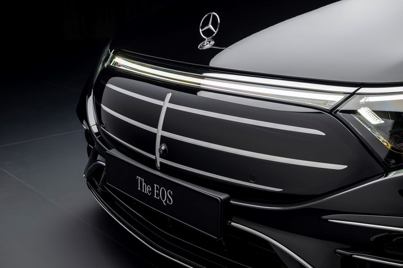 Mercedes EQS po liftingu stylistycznie upodobnił się do swojego spalinowego odpowiednika - klasy S. /materiały prasowe